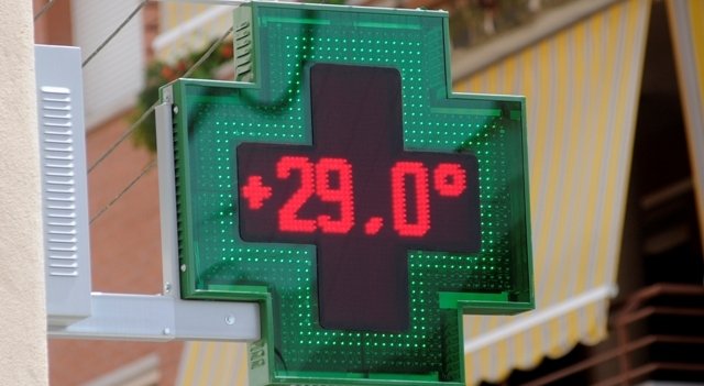 Un termòmetre d'una farmàcia marcant altes temperatures