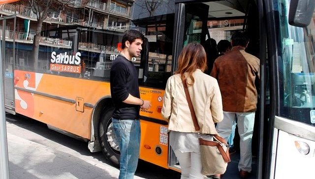Uns usuaris de la línia C1 agafant l'autobús a la parada de la plaça Calissó