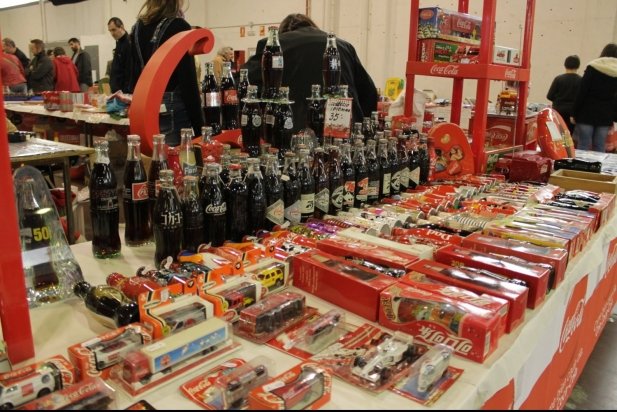 Tota mena d'estris relacionats amb la Coca-Cola han omplert les paradetes de l'Espai Tolrà_617x412