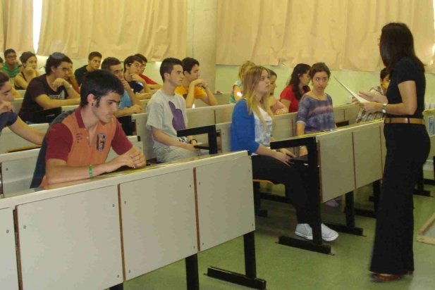 Alumnes del Puig de la Creu pocs minuts abans de començar el primer examen de les PAU 2012_617x412