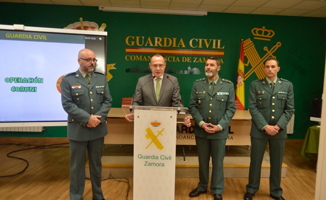 Responsables de la Guàrdia Civil de Zamora informant de l'operació
