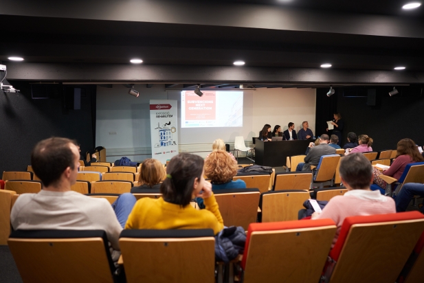 Els cinc tècnics durant la taula informativa: Mireia Figueras, Claudia Pecharroman, Víctor Forns, Oriol Farriol i Marta Pradal