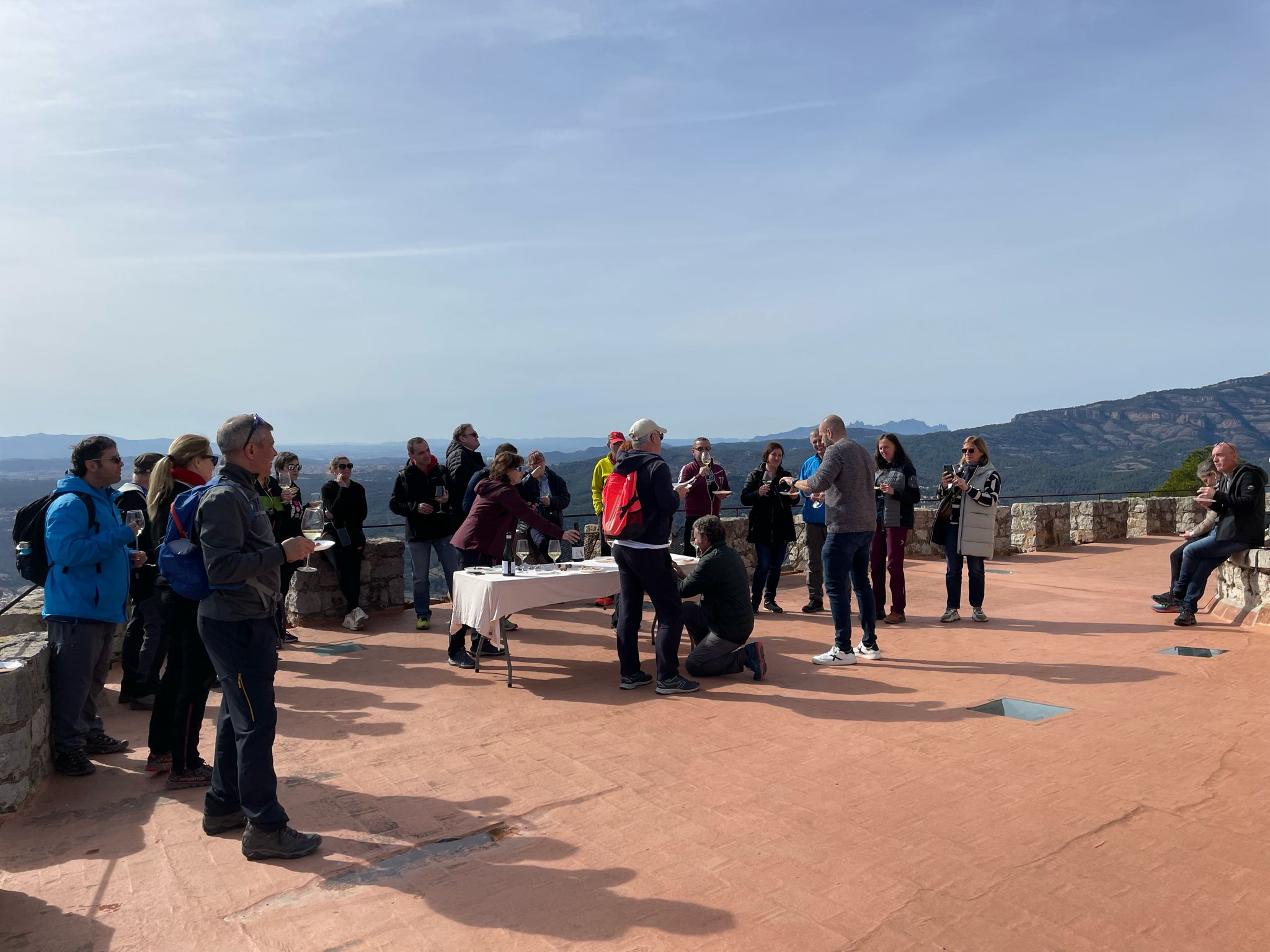 Participants del tast de cava al terrat de l'ermita del Puig de la Creu. ||CEDIDA