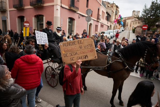 Durant la passada, una quinzena d’animalistes es van manifestar mostrant pancartes / Q. Pascual