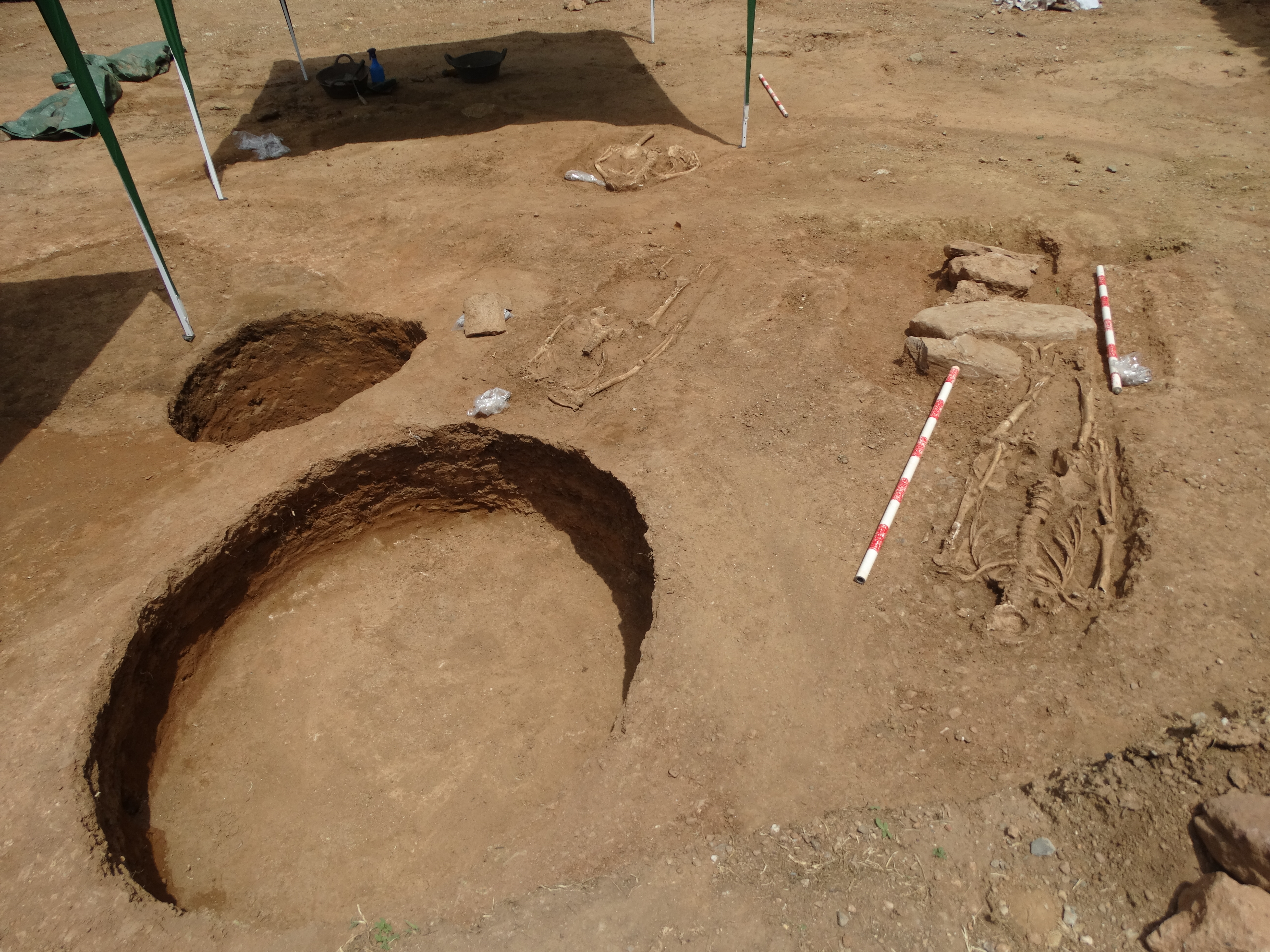 A la imatge, una de les sitges i una tomba excavades a Castellar Vell. || M. A.