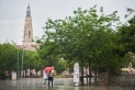 Dues dones caminen per la plaça Major sota la pluja en una imatge típicament primaveral, l'abril de 2024 || Q. Pascual