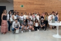 Els 21 usuaris amb el diploma acompanyats per la regidora Anna Riera i les responsables del curs || J. Clapés