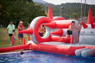 Els inflables de la piscina de la Penya Arlequinada, part de les olimpíades. || Q. Pascual