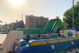El futbolí humà i darrere el Crazy Jump Race a la plaça de la Fàbrica Nova || J. Clapés