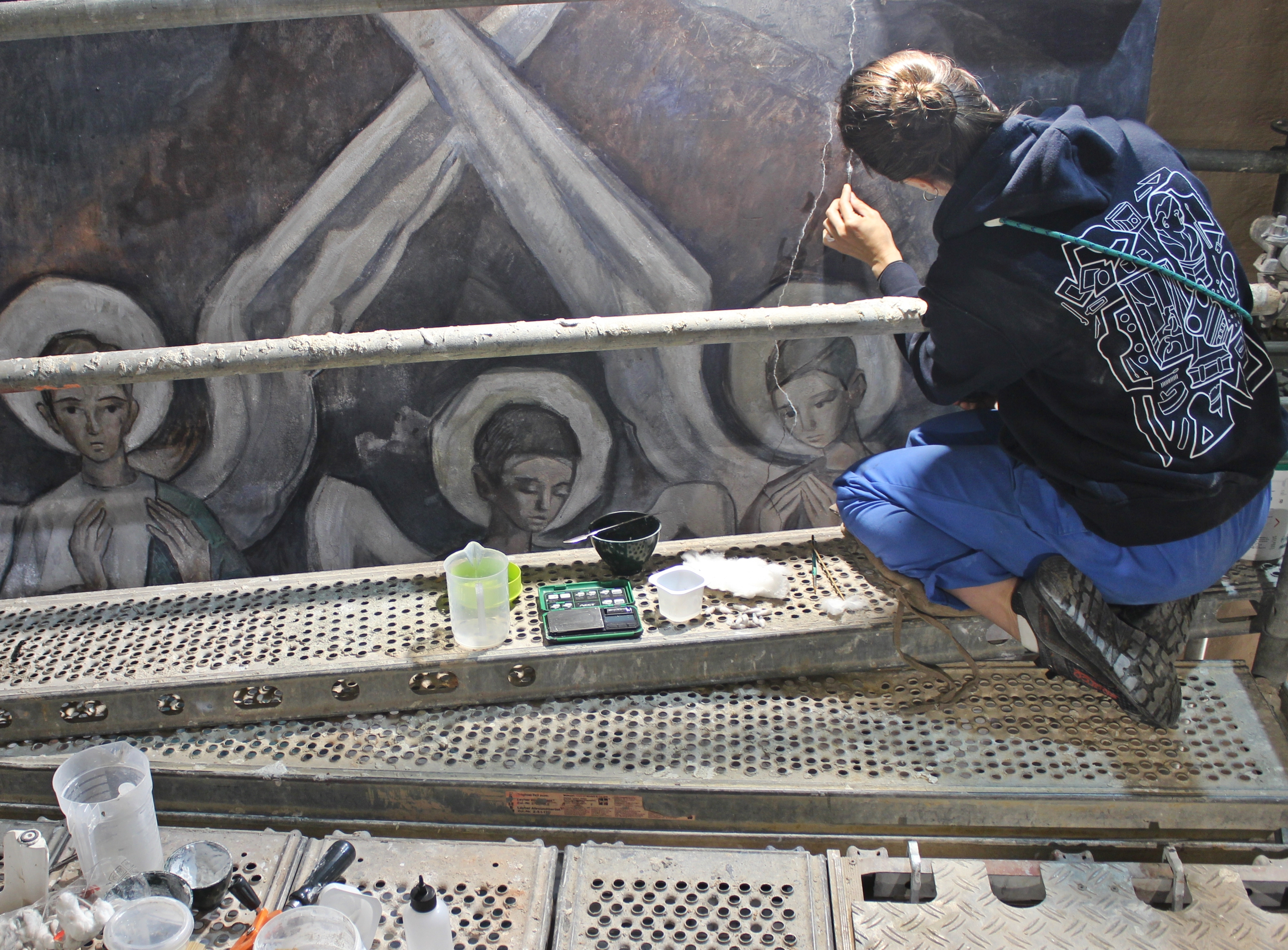 L'equip de restauració, fent retocs cromàtics a les pintures de Fidel Trias i Pagès. || M. A.