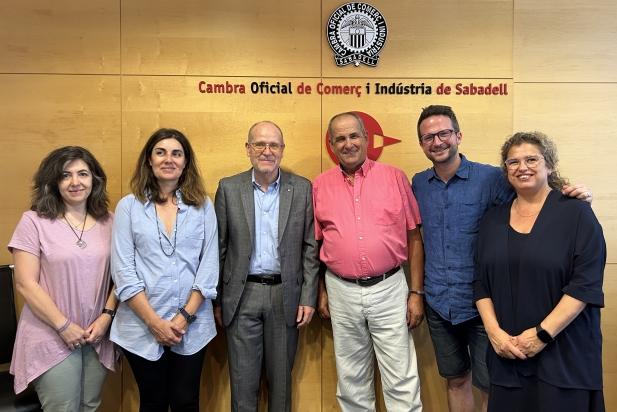 Al centre de la imatge, el president de la Cambra, Ramon Alberich, al costat del castellarenc Antonio Gálvez, president del Gremi -amb camisa rosa-