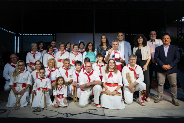 Foto de família del Ball de Bastons amb la Medalla de la Vila amb l'alcalde, la regidora de Cultura i els portaveus municipals || Q. Pascual