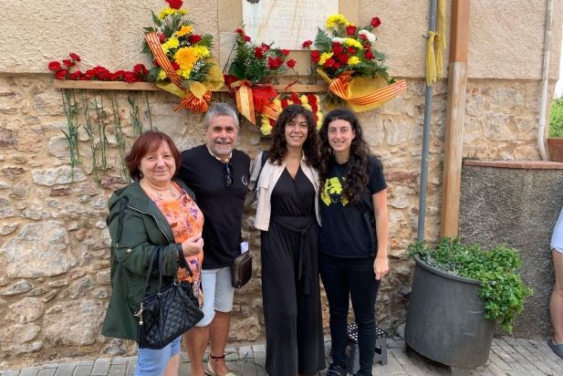 Els regidors d'ERC davant de l'ofrena floral en l'acte independentista del carrer de les Roques / J. Rius