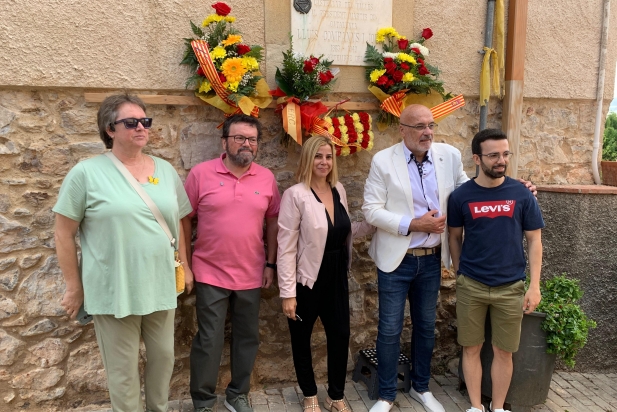 Els membres de Junts a l'ofrena de Cal Targa