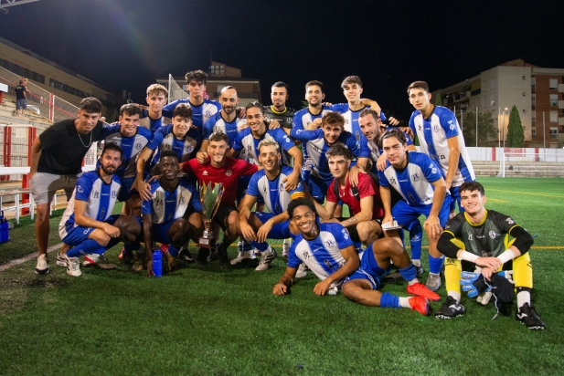 El Santfeliuenc, a la gespa del Cortiella, vencedors del Torneig del Vallès