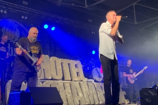 Benito Inglada, el mestre de cerimònies i veu d'Hotel Cochambre, durant el concert a l'OktoberFest de Castellar / C. D.