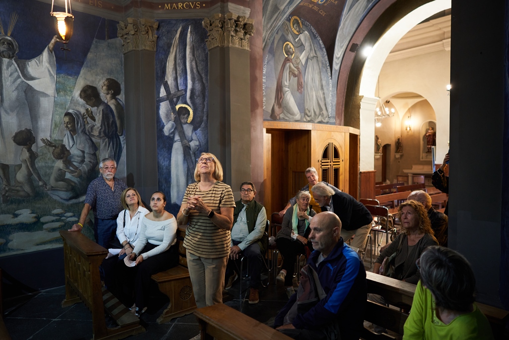 Diversos visitants van admirar les pintures de l'església de Sant Feliu del Racó, a les JEP. || Q. P.