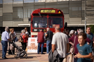 L’autobús de la pel·lícula ‘El 47’ va presidir la plaça d’El Mirador, el diumenge. ||  Q. P.