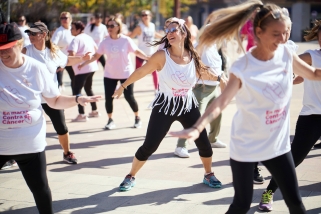 La ballada de zumba a la plaça d'El Mirador ha estat pura alegria i solidaritat - QUIM PASCUAL