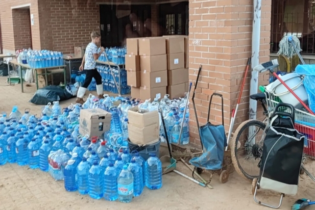 Un dels punts on van descarregar les garrafes d'aigua les furgonetes que van sortir de Castellar divendres / Cedida