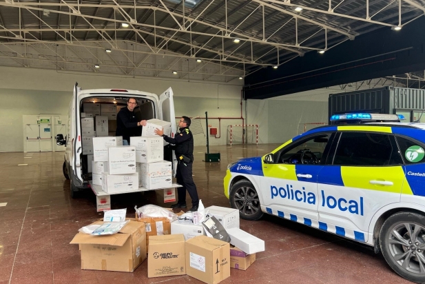 Quatre efectius de la Policia Local de Castellar han sortit aquest dilluns cap València amb furgonetes plenes de material sanitari i EPIs / Cedida