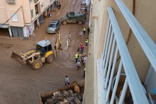 Tasques de neteja de carrers al municipi de Paiporta en una imatge d'aquest dimarts