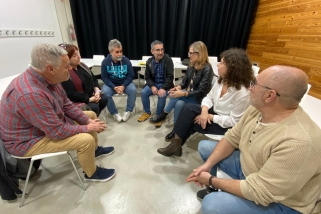 Els candidats de Foc Nou, Gabriel Fernàndez i Anna Piñol, amb l’executiva i militants d’ERC Castellar || R.G.