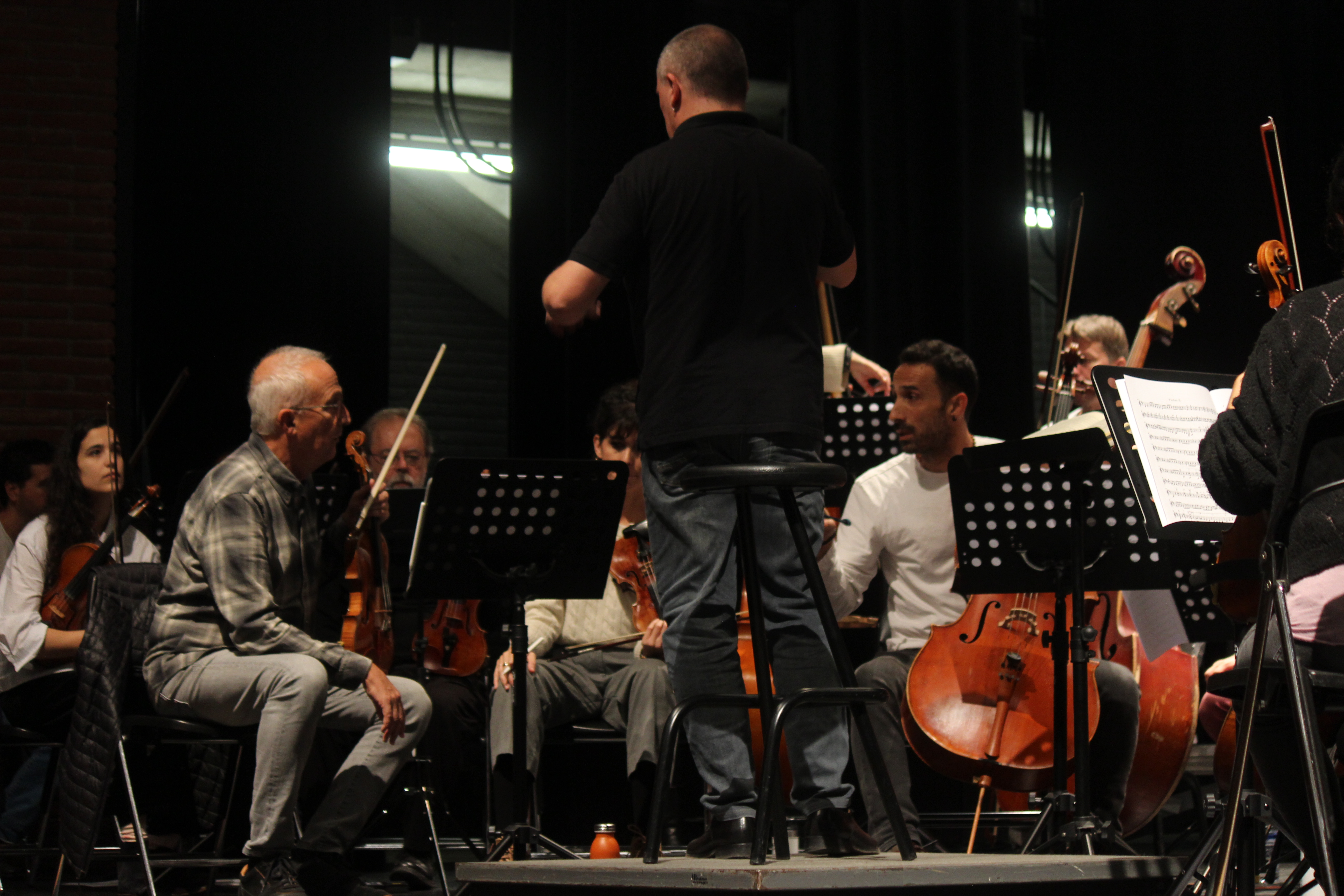 Al centre, el director de la Kamerata Castellar, Carles Miró. A la seva esquerra, Gerard Claret, reconegut violinista. ||M. Antúnez