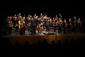 El director de la Kamerata, Carles Miró, saluda el concertino Gerard Claret al final del concert ||Q. Pascual