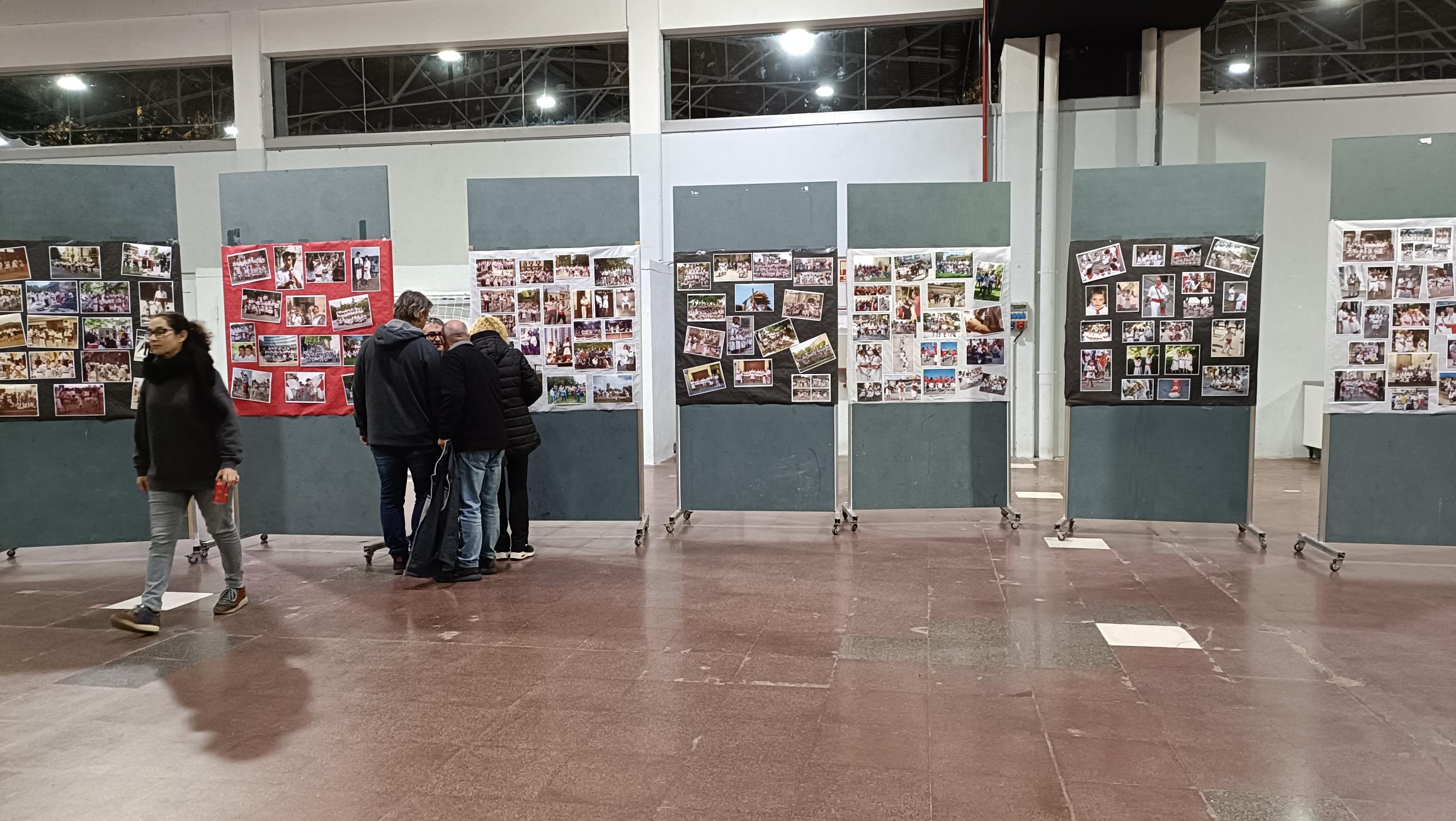 Exposició de fotografies del Ball de Bastons a l'Espai Tolrà, durant la diada de germanor. || CEDIDA