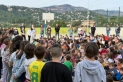 Els alumnes interpretant  ‘Hijos de la Tierra’ aquest dimecres a l’escola