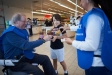 Un nen fa la seva aportació d'aliments al gran recapte dissabte passat al supermercat Aldi