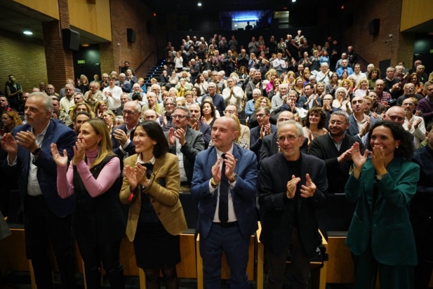 Autoritats, familiars i ciutadans en un dels moments d'aplaudiments dels dos plens || Q. Pascual