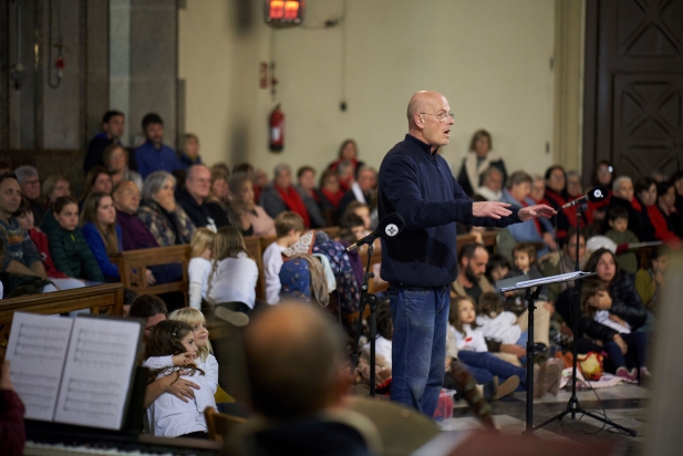 Jaume Sala dirigint una de les corals Sant Esteve || Q. Pascual