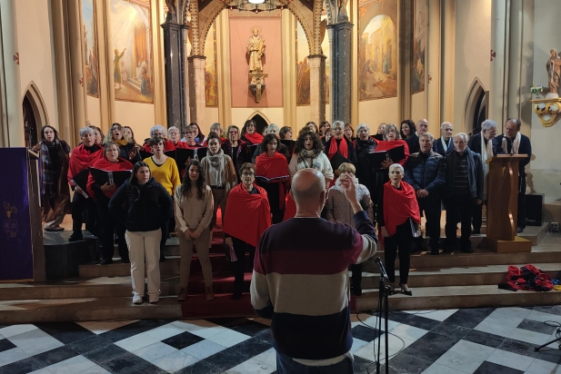 Fusió de la Coral Xiribec amb les diverses corals del Cor Sant Esteve en la part final del concert de Nadal || q. pascual