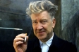 David Lynch amb el seu  icònic pentinat i l'habitual cigarreta entre els dits, segurament de la marca American Spirit