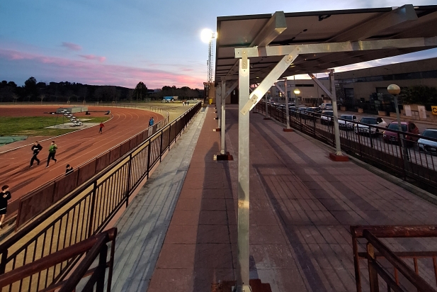 Pèrgola de les pistes d'atletisme amb plaques solars