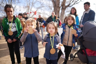 Quatre dels infants que van partiipar en una de les curses amb les medalles de 'finishers' ||Q. Pascual