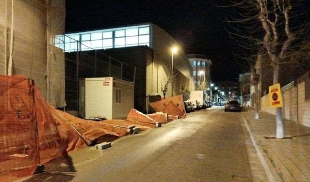 Tanques d'obra tombades pel vent al carrer Aragó / Cedida