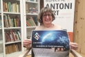 La grafòloga Maribel González amb el cartell del Dia Mundial de l'Escriptura Manual