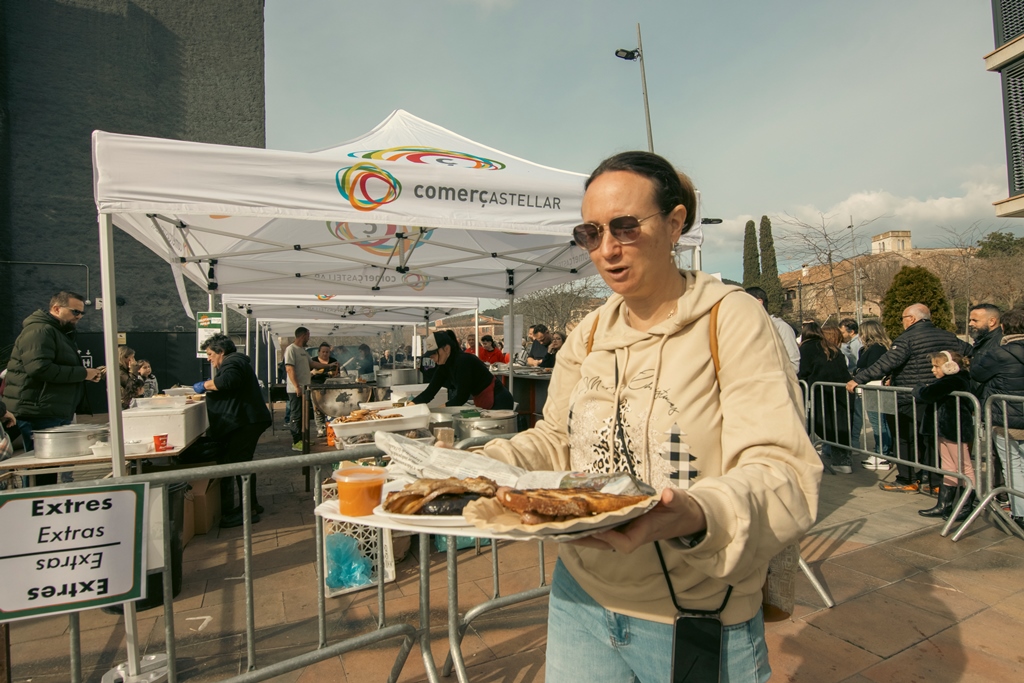 Els menús de calçotada es van servir a la mateixa plaça d'El Mirador. || C. Díaz