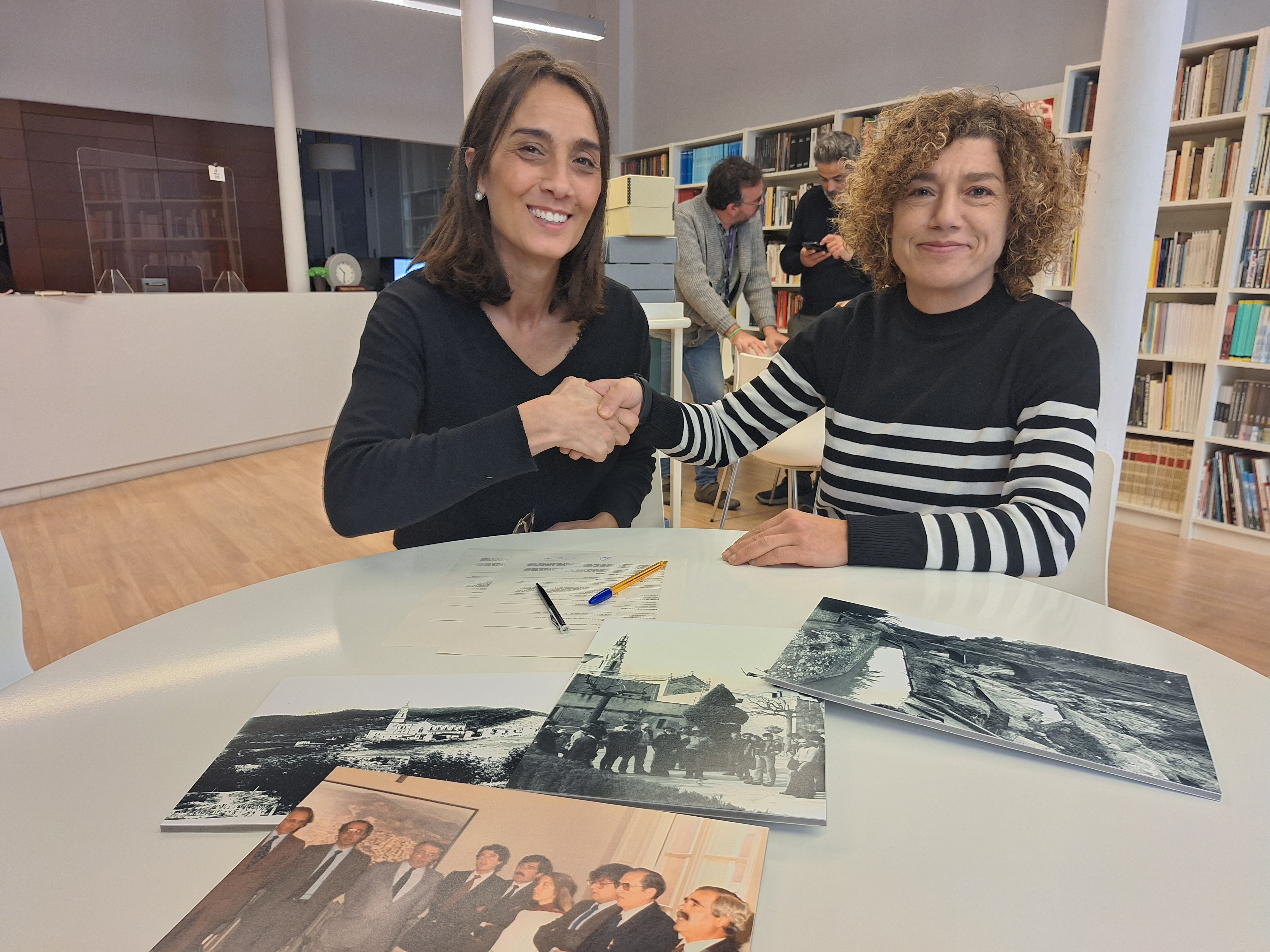 Moment de la signatura de la cessió  entre les representants de l'Ajuntament (Yolanda Rivera, alcaldessa) - i Centre d'Estudis Castellar (Marina Antúnez, presidenta). ||A. P.