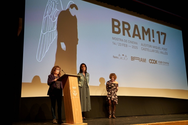 Montse Rodríguez Costa, membre del Club Cinema Castellar, amb l'alcaldessa Yolanda Rivera, i la periodista Marina Antúnez, en la inauguració de la 17a edició del BRAM! - Q.PASCUAL