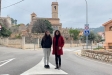 La regidora Susan Galí i la portaveu del grup municipal d'ERC, Dolors Ruiz, a la rotonda entre els carrers Verge de Montserrat i Pare Feliu de Sant Feliu del Racó