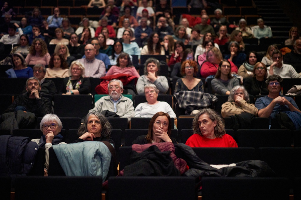 Al centre, les llevadores Marta Espejo i Montse Garrido. ||Q. P.