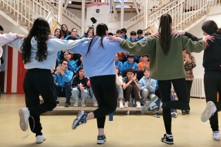 Diferents alumnes xipriotes ballant danses tradicionals a El Casal