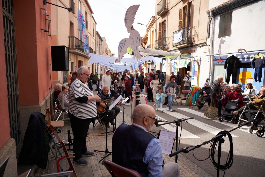 Cantada d'havaneres a càrrec de L'Alcavot, aquest matí, al carrer Major. || Q. P.