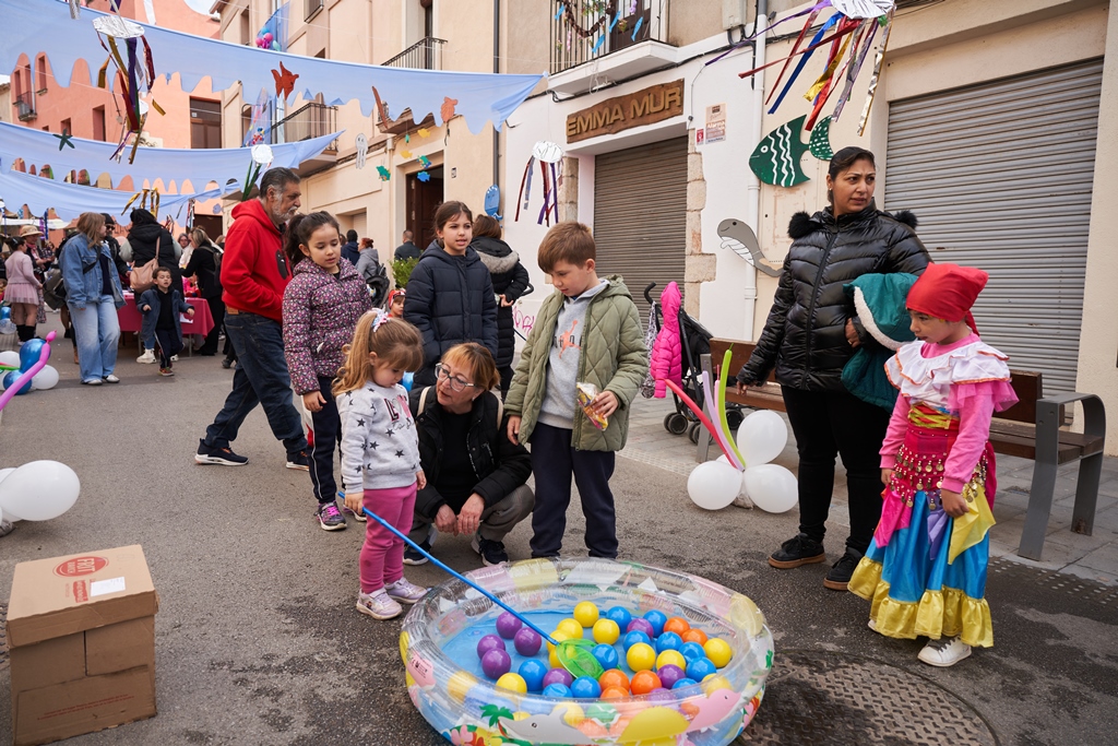 Joc de pesca per a la mainada. || Q. P.