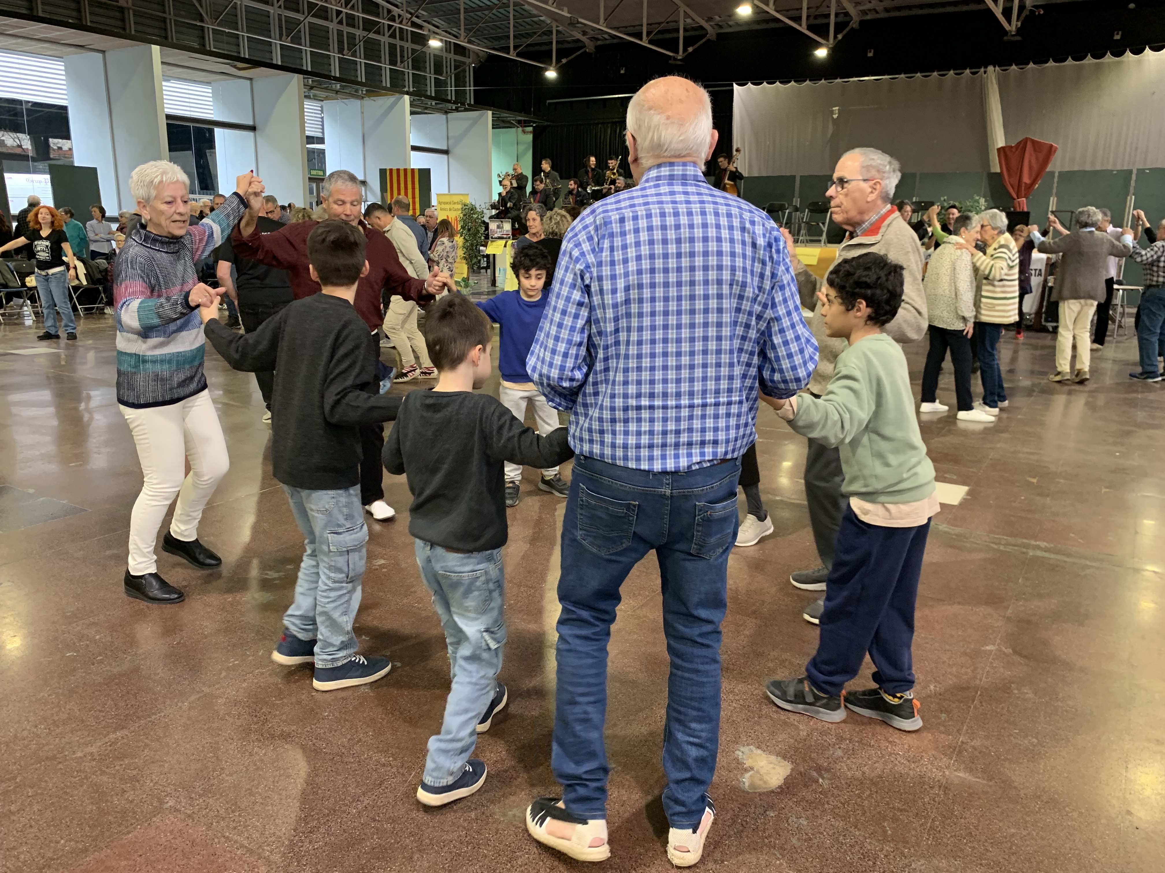 Persones de totes les edats van assistir al 48è Aplec de la Sardana. || M. A.