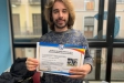 Samuel Rodríguez mostrant el certificat d'apadrinament del Nut